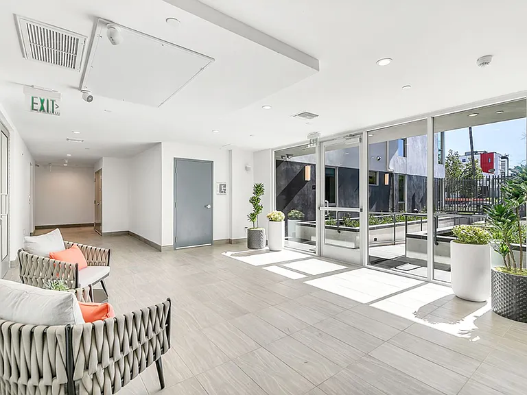 Empire at Larchmont — Photo 21