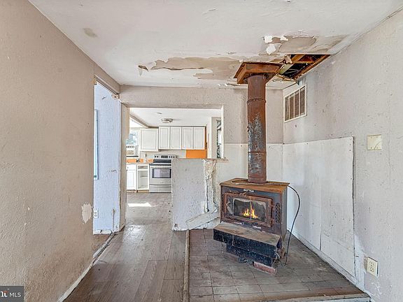 5th image of 2535 Tremont Ave