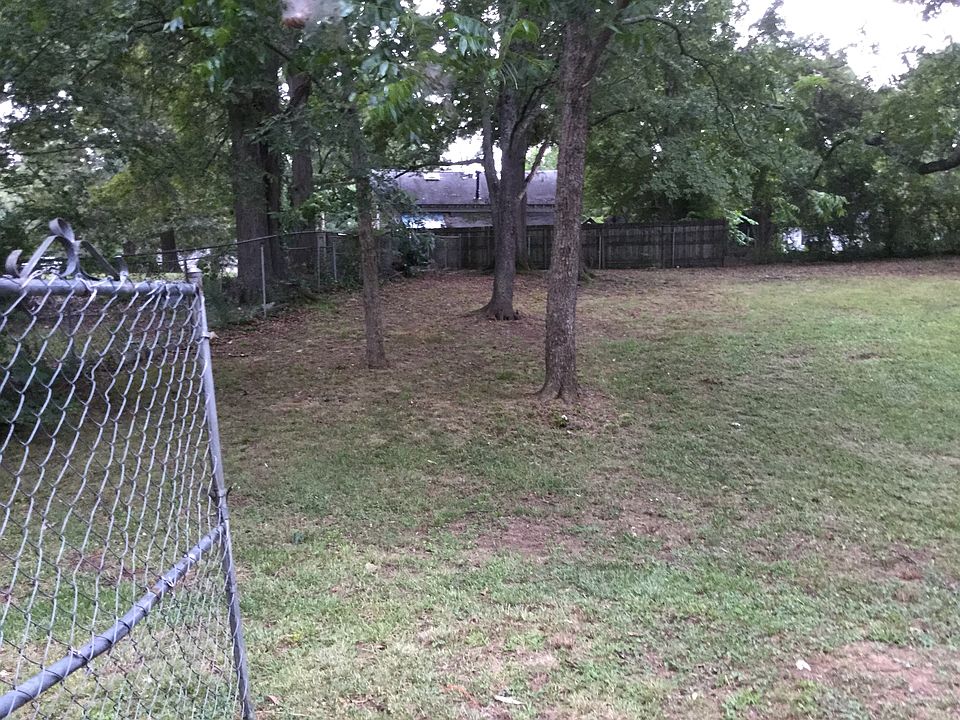 Large fenced back yard 
