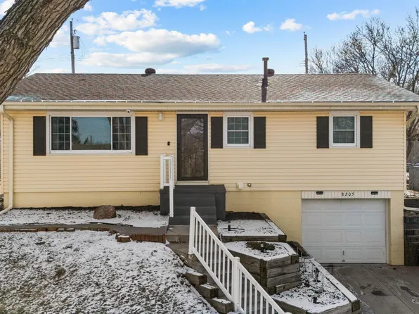 8205 Walnut Ln, Ralston, NE 68127