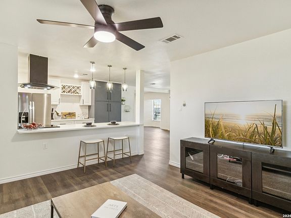3rd image of 194 Rosewood