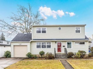 53 Relda St, Plainview, NY 11803