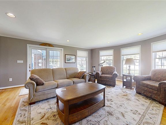 5th image of 151 Grimsby Rd W