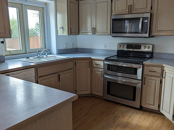 4th image of 1054 Arapaho Dr