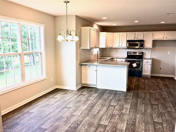 4th image of 115 Coral Ln