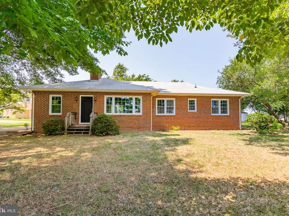 32 Village Ln, Farnham, VA 22460