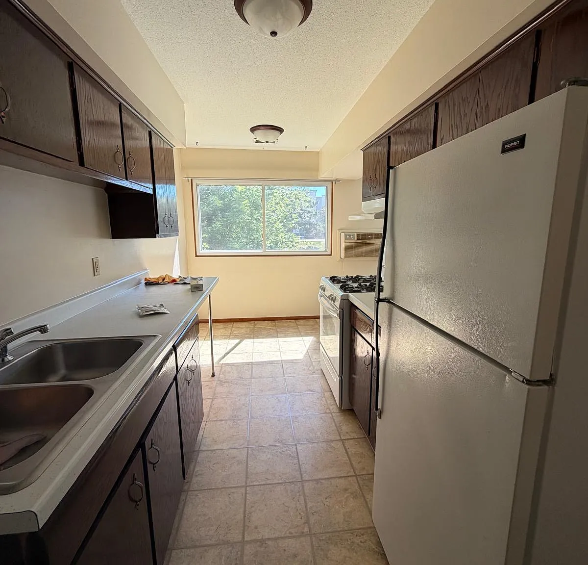 1 bed, 700 sqft, $1,050 — Photo 4