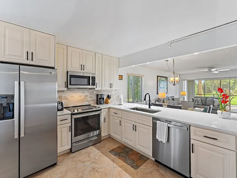 Palm Ave — Photo 1
