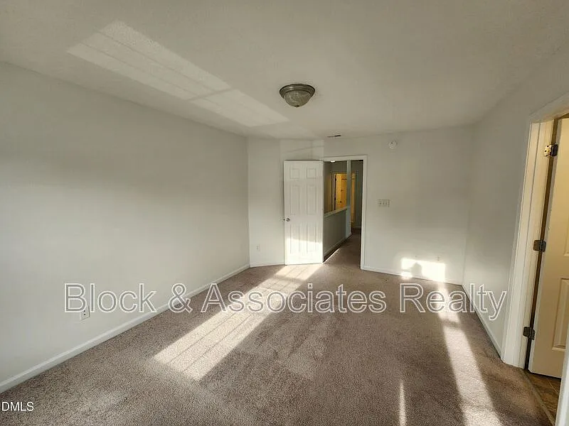 3 bed, 2.5 bath, $1,800 — Photo 4