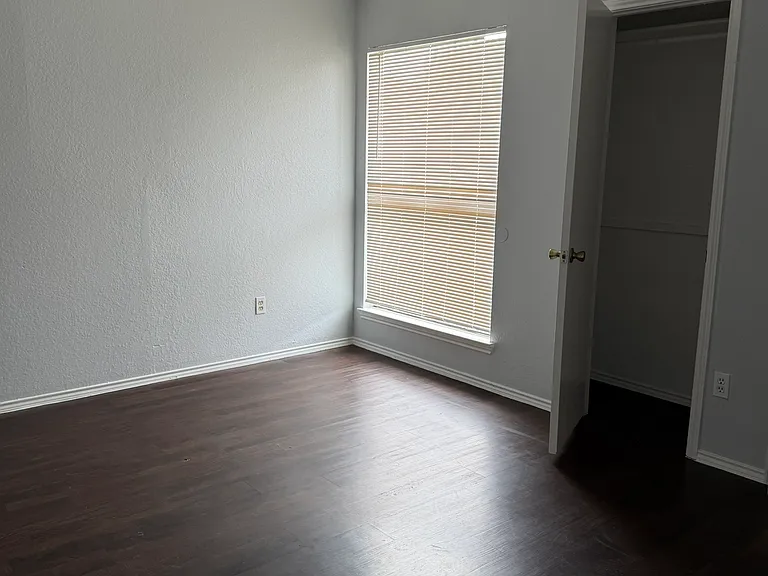 304 Gregory Ln — Photo 12