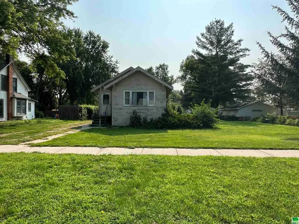 222 S Pine St, Vermillion, SD 57069