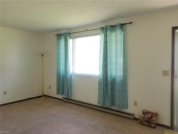3rd image of 400 E Oak St