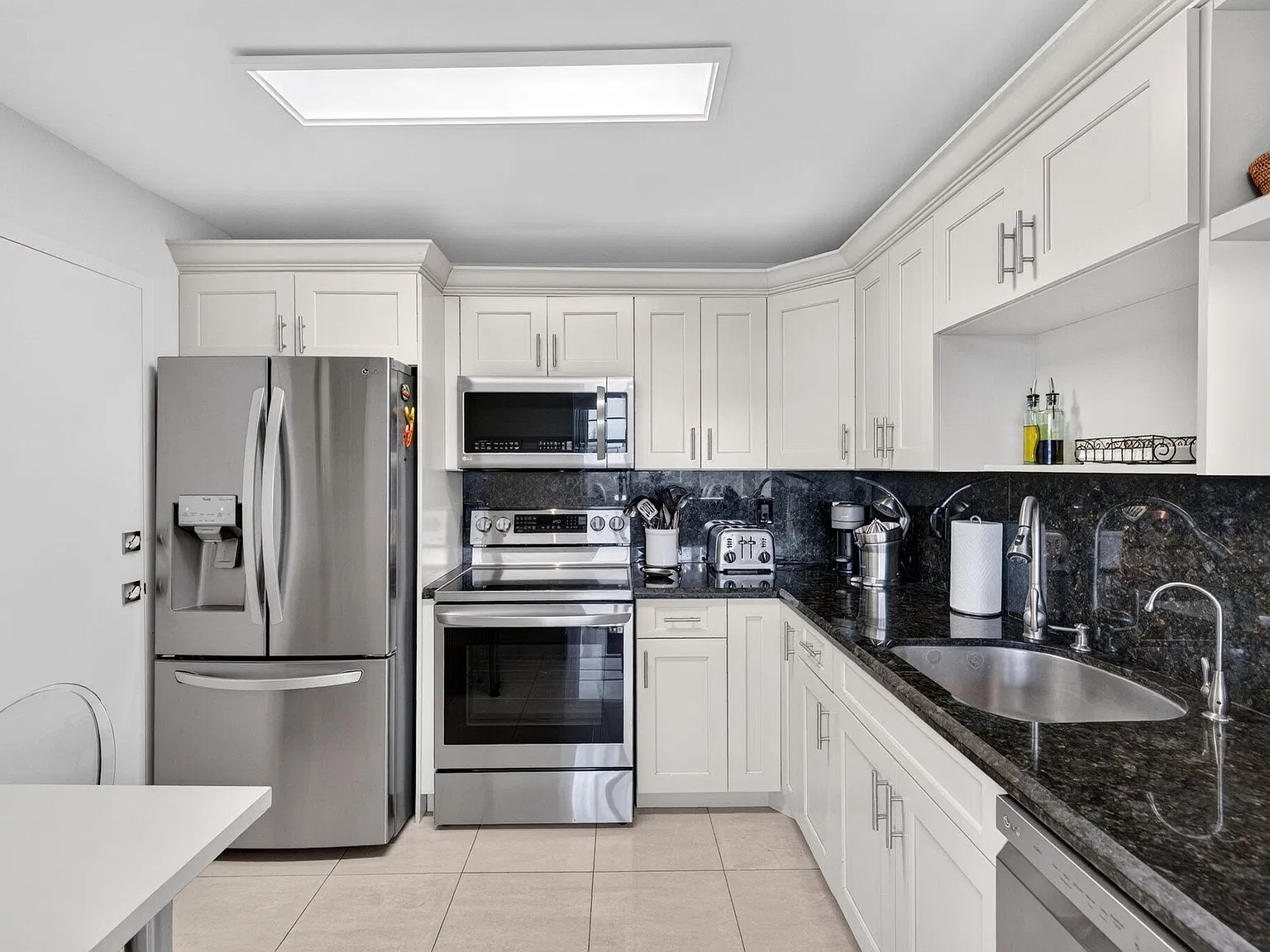2 bed, 2.0 bath, 1592 sqft, $3,000 — Photo 2
