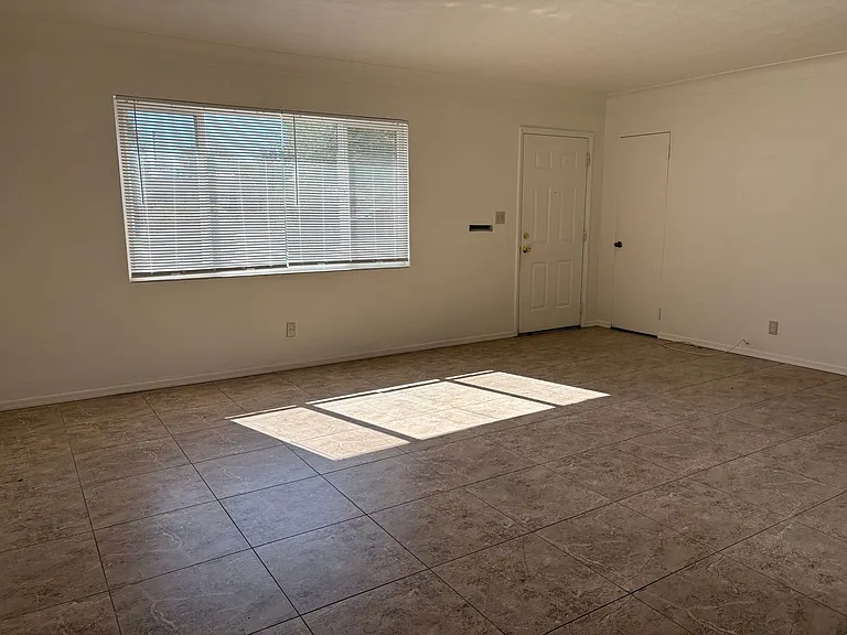 3221 E Linden St — Photo 24