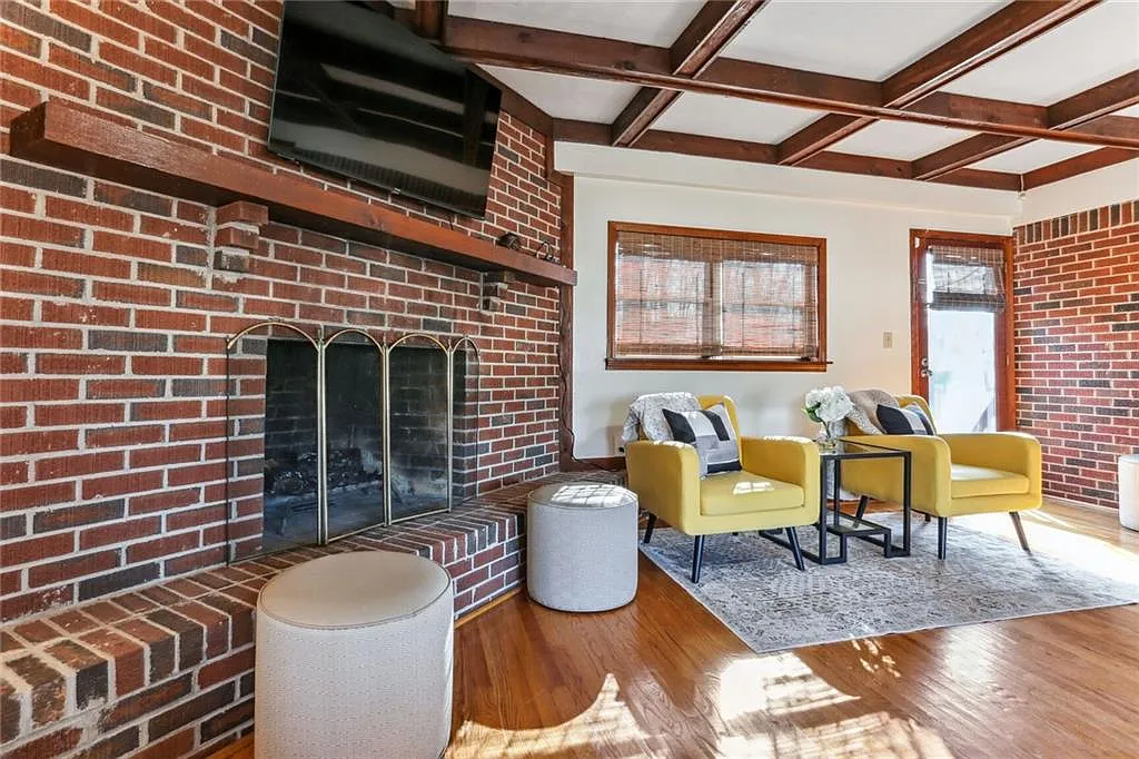4 bed, 2.0 bath, 1857 sqft, $5,800 — Photo 3