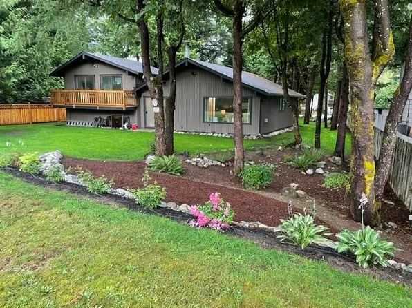 30 Robertson Cres, Hope, BC V0X 1L4
