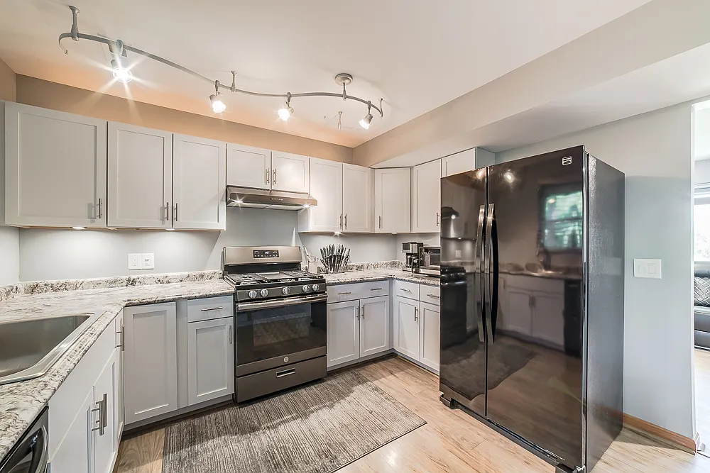 1034 Parkway Dr — Photo 3