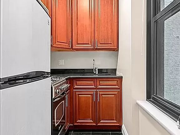 2nd image of 150 W 47th St APT 4E