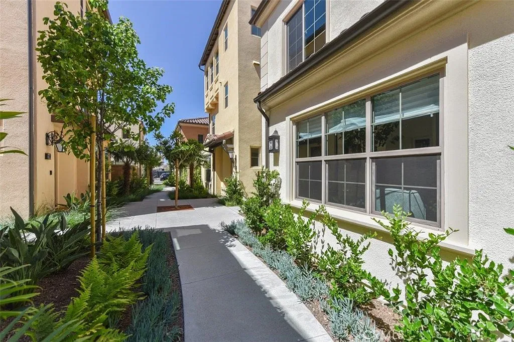 3 bed, 2.5 bath, 1460 sqft, $4,380 — Photo 3
