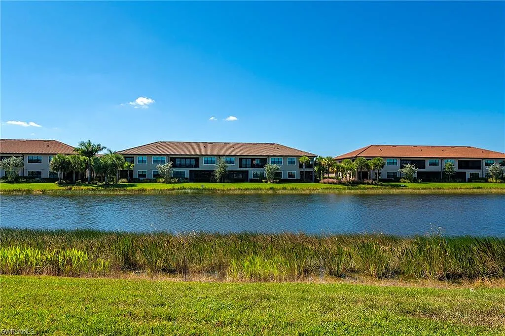 3 bed, 2.0 bath, 1950 sqft, $9,000 — Photo 3