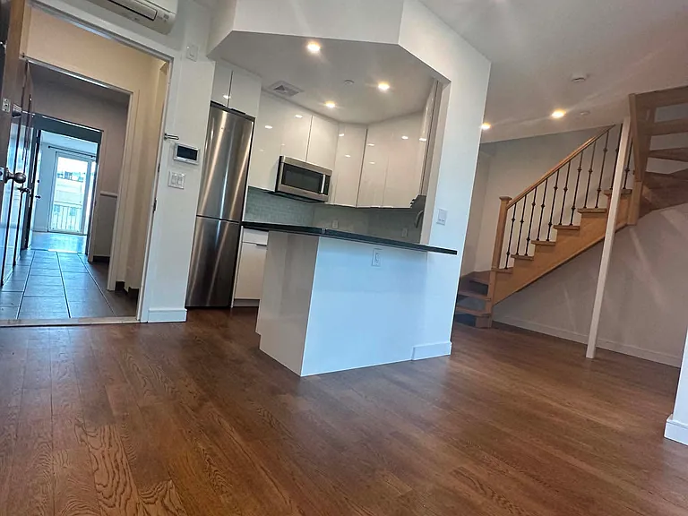 689 Leonard St #4 — Photo 2