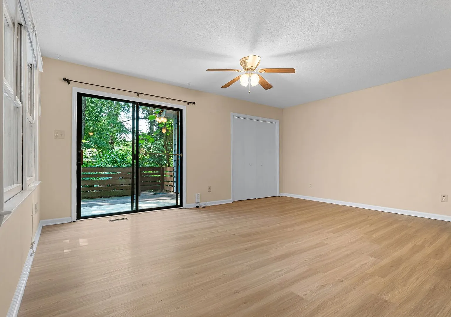 Two Bedroom Townhome with Private Wraparound Deck in Carrboro! — Photo 2