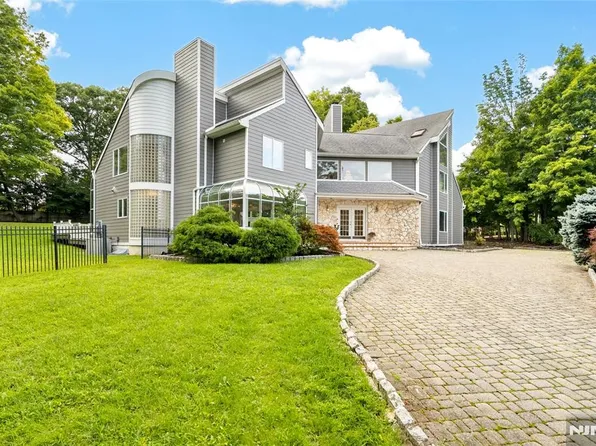 14 James Brite Cir, Mahwah, NJ 07430