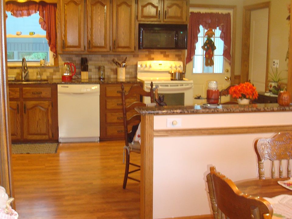 31 Oakwood St, Enfield, CT 06082 Zillow