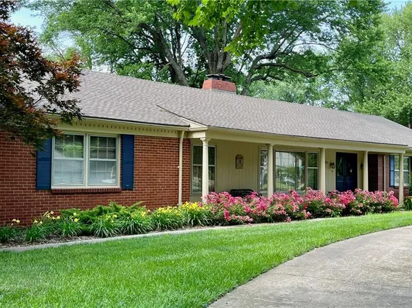 922 W Burning Tree Dr, Kansas City, MO 64145