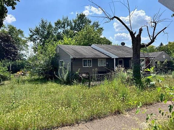 3rd image of 5522 Woodbine Ave