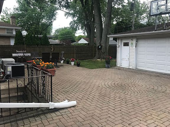 2.5 car garage w/ new floor