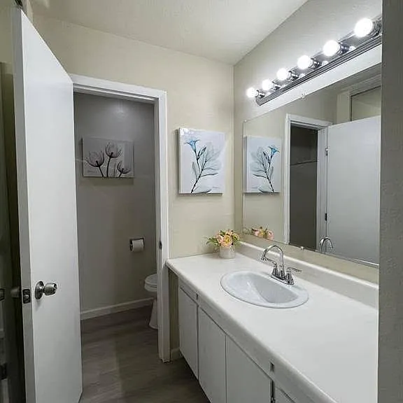 1050 Delna Manor Ln — Photo 2