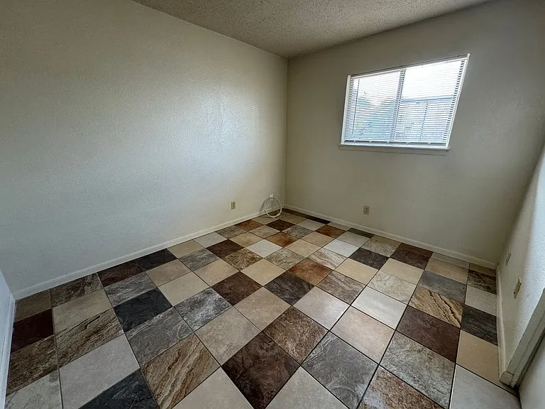 807 W Hallmark Ave — Photo 8