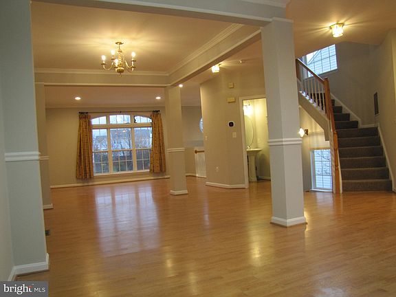 5th image of 43791 Maison Blanc Sq