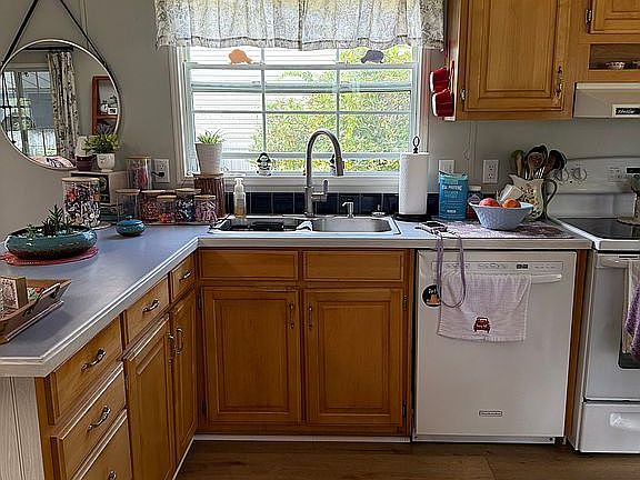 5th image of 4 Lexington Ln