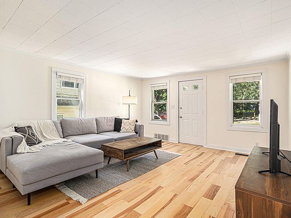 5th image of 2809 S Westnedge Ave