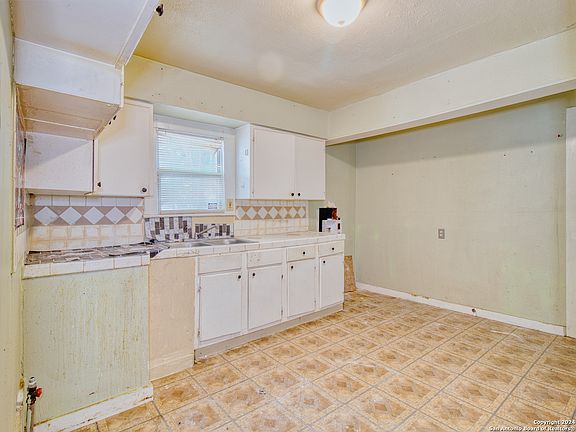 4th image of 443 DORIE ST