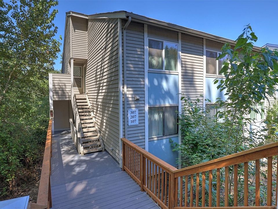 Welcome home to this charming condo in an ever so convenient location situated on Lea Hill.>