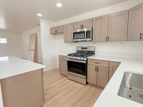 4th image of 555 W Frying Pan Rd