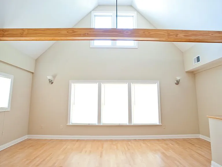 3255 N Oakland Ave #UPPER — Photo 3