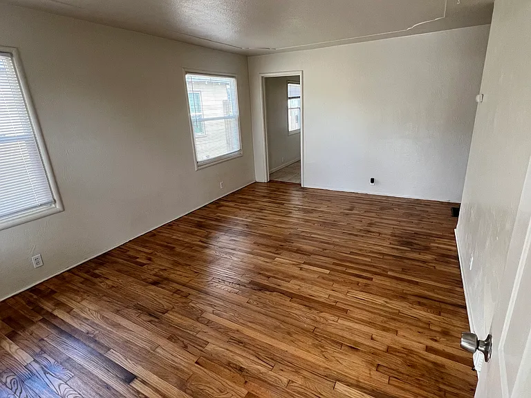 2022 Glendale Ave — Photo 2