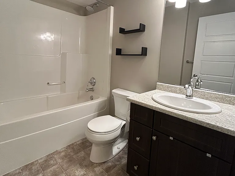 762 Hargreaves Cres — Photo 16