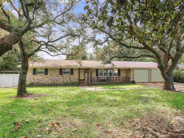 104 Florida Ave, Gulf Breeze, FL 32561