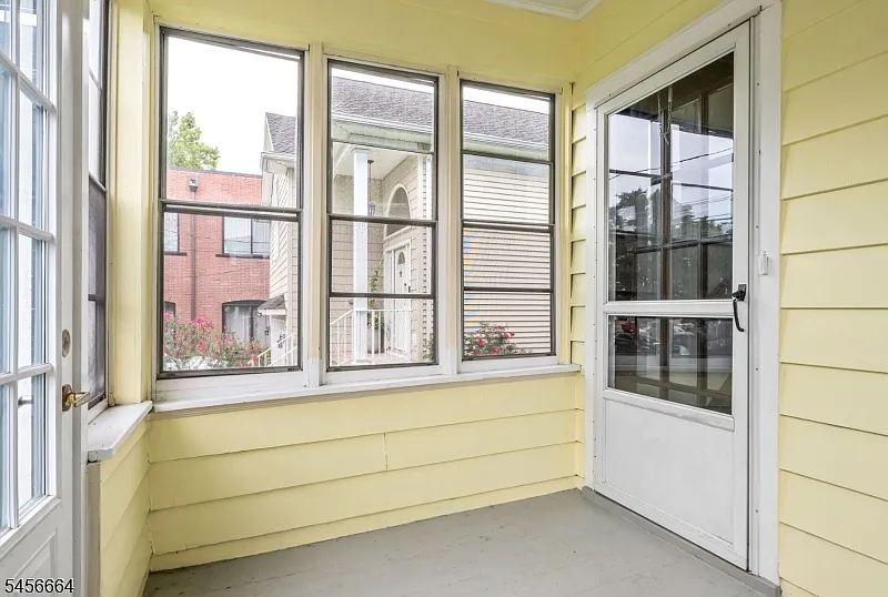 3 bed, 1.0 bath, 1286 sqft, $3,300 — Photo 3