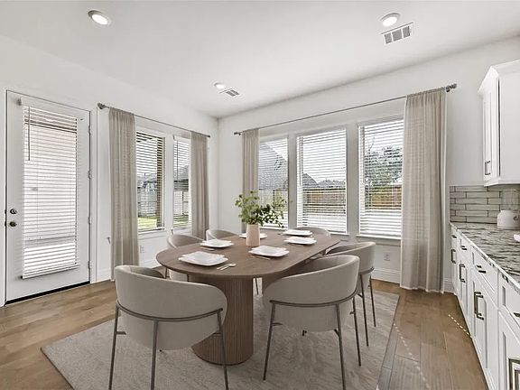 Casual Dining Virtually Staged