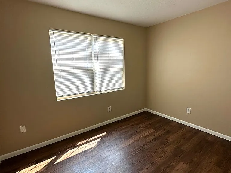 918 S Robberson Ave — Photo 12