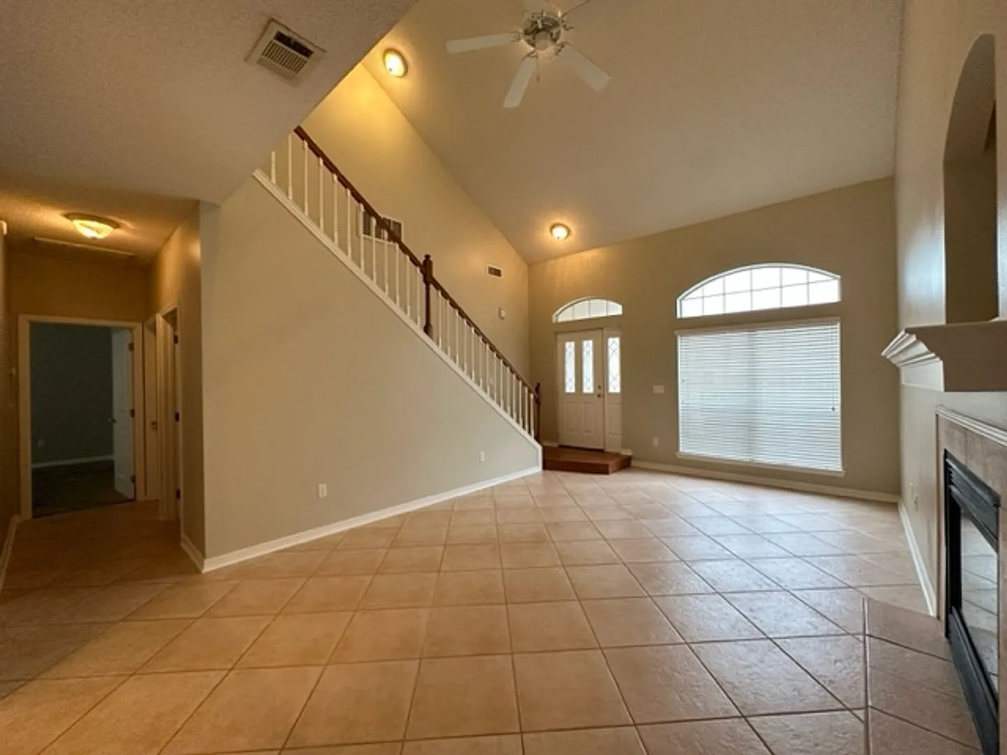 Nice 4 bedroom home for rent including yard & pest services! — Photo 4