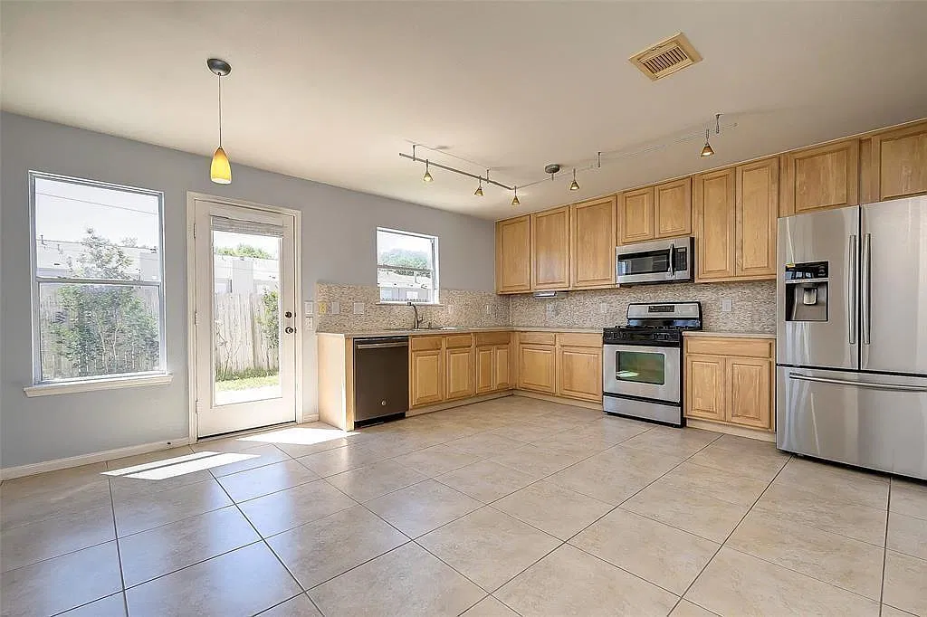 4 bed, 2.5 bath, 2840 sqft, $2,195 — Photo 1