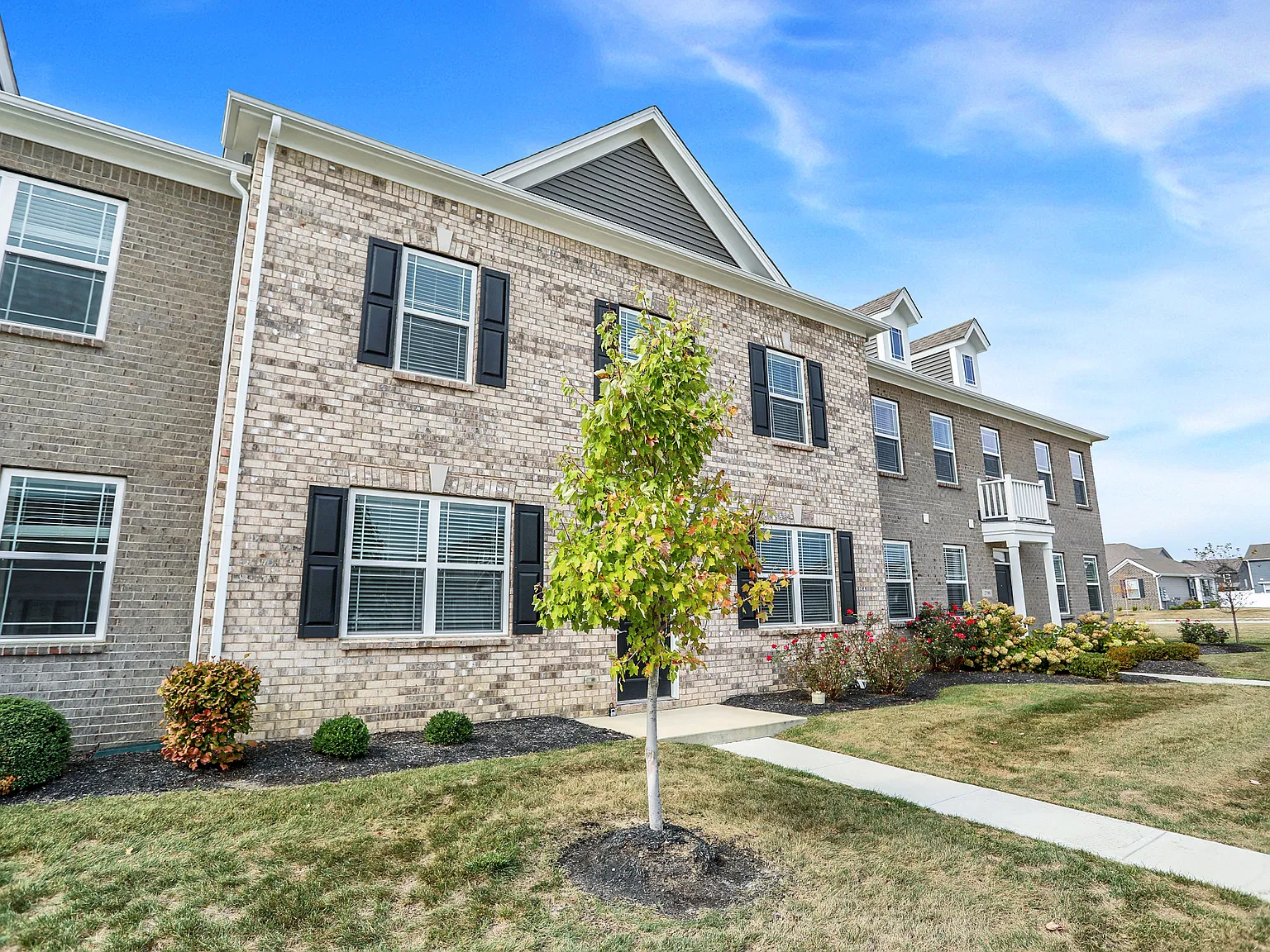 3 bed, 2.5 bath, 3161 sqft, $2,050 — Photo 3