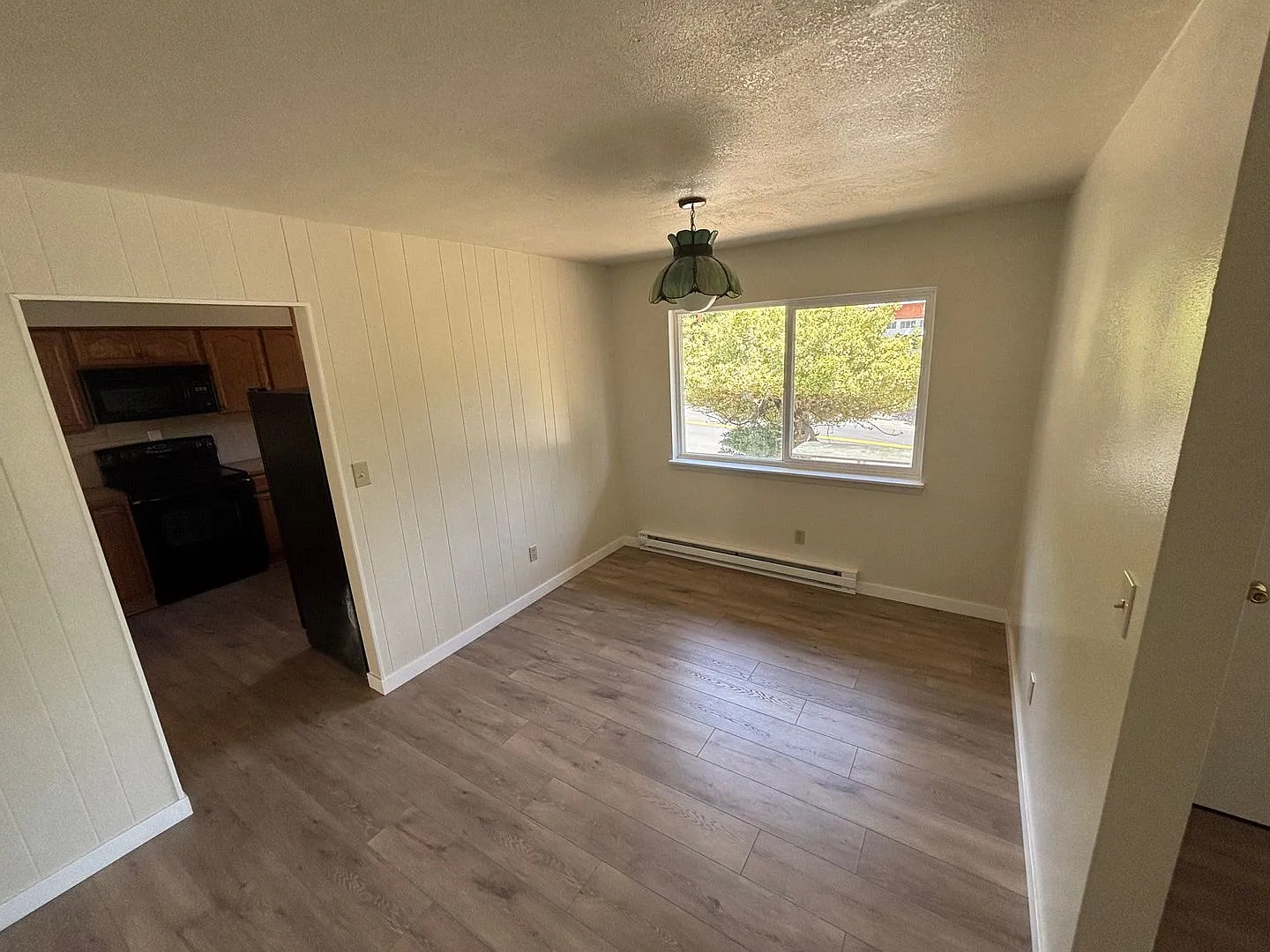 Remodeled home 3 bedroom 2 bath with bonus room 1188 NE Lincoln St — Photo 4